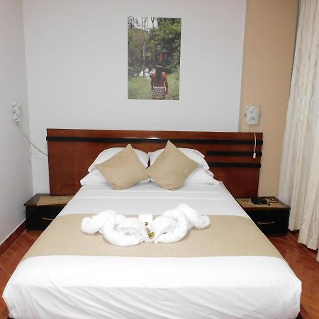 Hotel Tambopata Inn プエルト・マルドナード エクステリア 写真