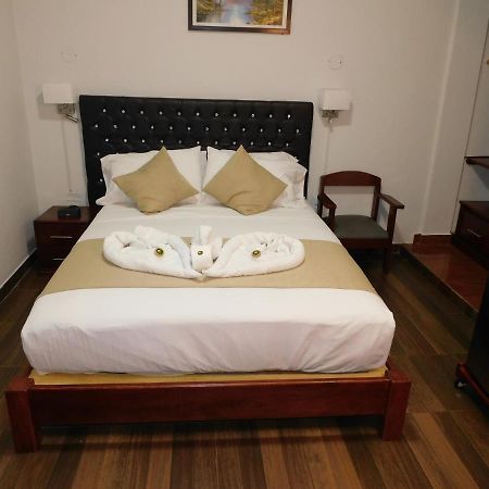 Hotel Tambopata Inn プエルト・マルドナード エクステリア 写真